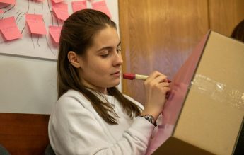 Bună! Eu sunt Dominique, am 17 ani şi lupt împotriva stigmatizării sănătăţii mintale şi pentru prevenirea violenţei împotriva femeilor