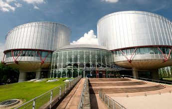 Doi studenți ai Universității din Sibiu, expulzați pentru terorism, au câștigat la CEDO