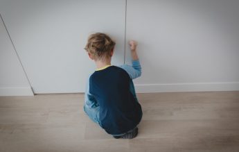 Ce înseamnă carantina pentru un copil cu autism. Mama: ”Cui îi fac rău dacă îl plimb cu mașina?”