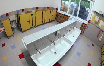 În România mai există în jur de 70 de școli cu toaleta în curte, afirmă ministrul Educației