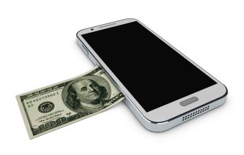 Studiu: SARS-CoV-2 poate rezista în condiții de întuneric timp de 28 de zile pe telefoane şi bancnote