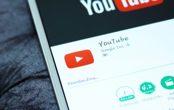 YouTube interzice teoriile conspiraționiste care vizează persoane sau grupuri