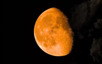 NASA anunță că a descoperit apă pe suprafața luminată de Soare a Lunii.