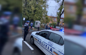 Poliția transmite mesaje la megafon în apropierea școlilor și a grădinițelor