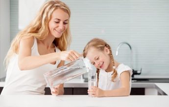 ”Mami, de ce curge ploaia de sus în jos și nu invers?” Cum să-i răspunzi la toate curiozitățile despre apă