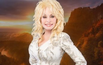 Artista Dolly Parton a donat un milion de dolari pentru cercetările legate de vaccinul anti-COVID