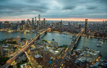 New York City deschide școlile primare. Gimnaziile și liceele rămân închise