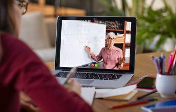 EXCLUSIV Sindicatele din învățământ cer spor la salarii pentru predarea online