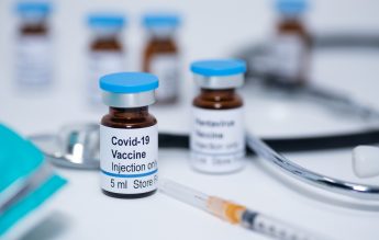 CNCAV: Doza a treia de vaccin poate fi făcută de toate persoanele care au cel puțin 6 luni de la rapel