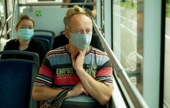OMS: Carantina ar putea fi evitată dacă 95% dintre oameni ar purta mască, în loc de 60% ca acum