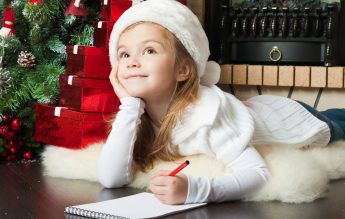 ”Moș Crăciun, să intri pe ușa din față, pentru că cea din spate e pentru bunici”. Pandemia, în scrisorile copiilor