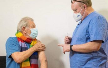 Sir Ian McKellen, interpretul legendarului Gandalf, s-a vaccinat anti-COVID