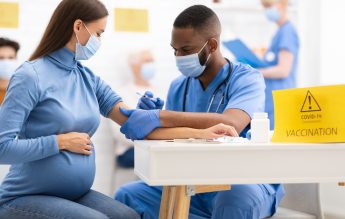 EMA: Administrarea vaccinului Pfizer la femeile însărcinate trebuie decisă de la caz la caz