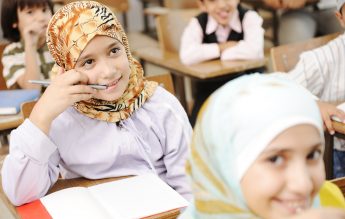 Interzicerea dreptului de a purta vălul islamic în școlile primare, neconstituțională în Austria