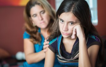 Adolescența, între identitate și conflict. Cum îl însoțesc pe copilul meu când traversează această perioadă