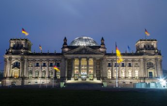 Germania închide școlile și magazinele non-esențiale. Reguli stricte înainte de Crăciun