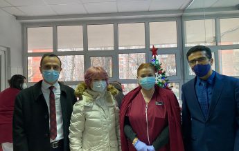 Elevii din două școli private constănțene le-au oferit daruri de Crăciun angajaților de la Boli Infecțioase