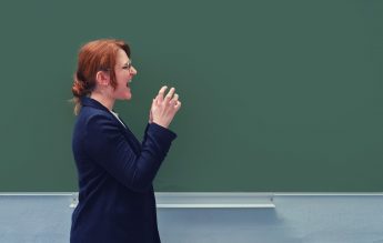 Directoare de școală gimnazială, înregistrată când jignește o elevă. Susține că a fost șantajată