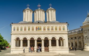 Patriarhia cere păstrarea numărului de ore de religie în învăţământul preuniversitar