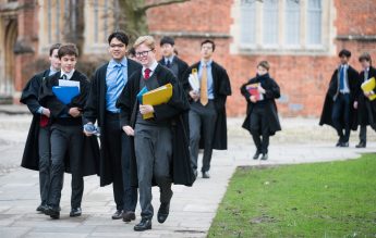 Colegiul Winchester acceptă și fete, pentru prima dată în istorie. Școala a fost înființată în 1382