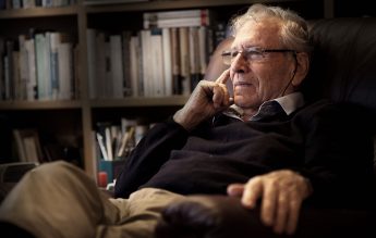 Scriitorul Amos Oz, acuzat de ”abuz sadic” de una dintre fiicele sale. O altă fiică neagă acuzațiile