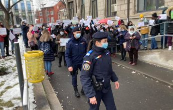 Protestele de la C.N. Şincai au fost reluate. Părinte: Băluţă a trimis Poliţia şi jandarmii