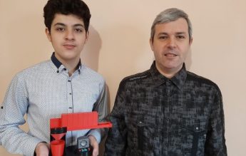 Un elev a inventat un dozator de medicamente care dă un e-mail familiei, dacă bolnavul a uitat să ia pastila