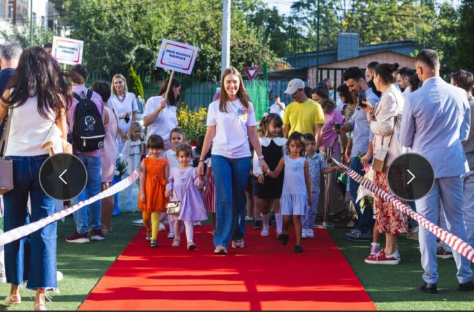 Copii intră la grădinița Liceului Româno Finlandez