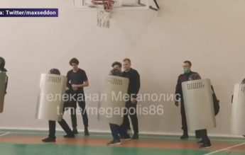 Rusia: Jandarmii îi învață pe elevi să aresteze protestatari