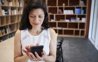Clotilde Armand a schimbat abonamentele de telefonie mobilă la Administraţia Unităţilor de Învăţământ Preuniversitar