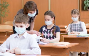 De 16 ori mai mulți elevi infectați decât la începutul anului școlar. De 9 ori mai mulți angajați ai școlilor