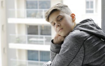 Medic: Trei elevi au fost găsiţi cu febră. Li s-a spus să stea în fața geamului deschis, să se răcorească