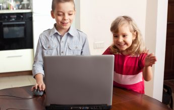 Comisia Europeană a adoptat o nouă strategie: Un internet mai bun pentru copii