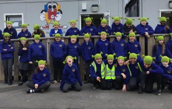 Promisiunea îndeplinită a unei profesoare din UK: Le-a tricotat elevilor căciulițe cu Shrek