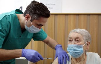 O doamnă în vârstă de 86 de ani, persoana cu numărul 1.000.000 vaccinată în România