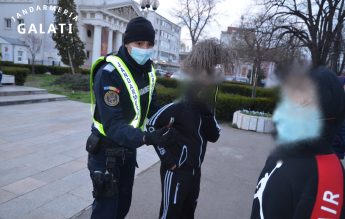 Jandarmii, impresionați de un protestatar de 13 ani. Unul dintre ei i-a plătit un taxi până acasă