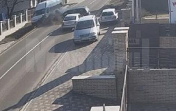 Microbuz cu 19 elevi, implicat într-un accident în Suceava