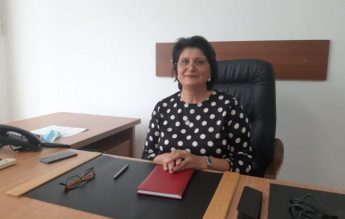 Șefa ISJ Argeș susține că învățătoarea a acceptat mărțișorul lui Nicolae. Tatăl o contrazice