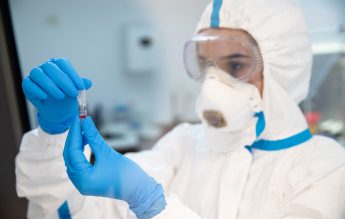 REGINA MARIA oferă pachete gratuite de teste rapide antigen pentru școlile de stat