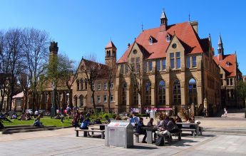 Universitatea din Manchester recomandă personalului să evite folosirea termenilor ”mamă” și ”tată”