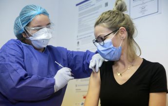 Datele CDC arată că persoanele vaccinate complet nu transmit virusul aproape niciodată