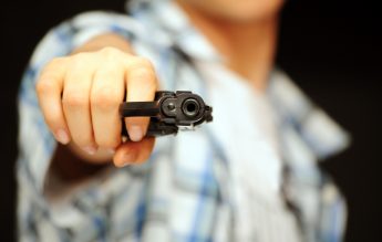 Un elev din Timişoara şi-a împuşcat un coleg cu un pistol de airsoft