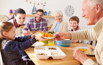 Institutul Pasteur: Mesele în familie, cel mai riscant mediu de infectare cu SARS-CoV-2