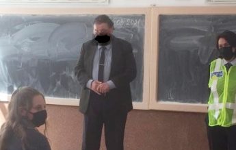 Mască desenată pe fața unui profesor într-o fotografie trimisă presei de IPJ Suceava
