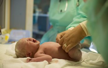Ziarul de Iași: Calvar la maternitate, din cauza COVID. ”Scoatem copiii din mame mai devreme”