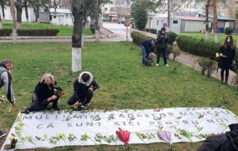 Liceeni și tineri din Focșani au mers la Spitalul Județean cu flori pentru cadrele medicale