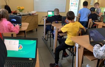 Proiect finalizat al unei asociații de părinți: prima clasă complet digitalizată din Sectorul 2, la Școala Ferdinand I