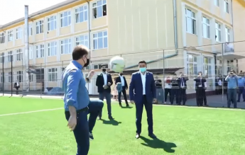 Premierul Cîțu a jucat fotbal în curtea unui liceu teologic
