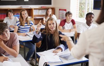 PROIECT Elevii din școlile private acreditate/autorizate ar putea beneficia de burse
