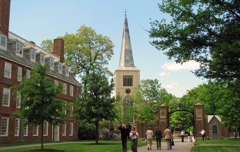 Harvard introduce vaccinarea obligatorie pentru studenții care vor acces în campusuri